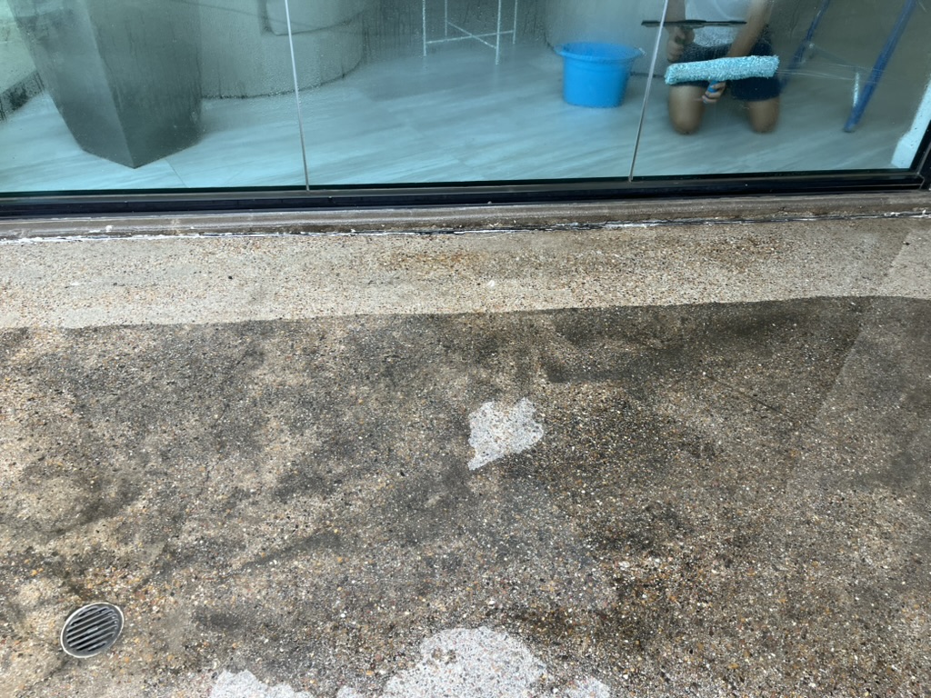 Detailing the edges of large glass panels
